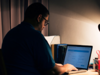Cursos por assinatura oferecem flexibilidade, organização e apoio contínuo para quem estuda para concursos públicos. Descubra como essa modalidade pode acelerar sua aprovação.