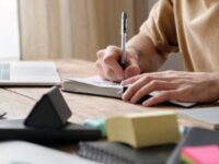 Descubra as melhores estratégias para revisar leis para concursos públicos. Aprenda técnicas eficazes de memorização e revisão da lei seca para aumentar suas chances de aprovação.