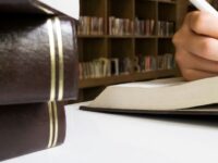 Descubra 10 verdades sobre a vida de um estudante de Direito que ninguém fala. Prepare-se melhor para o curso e destaque-se na carreira jurídica desde os primeiros semestres.
