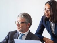 Descubra como se tornar um advogado trabalhista de sucesso, entenda o mercado de trabalho em 2025 e veja como uma pós-graduação pode transformar sua carreira no Direito.