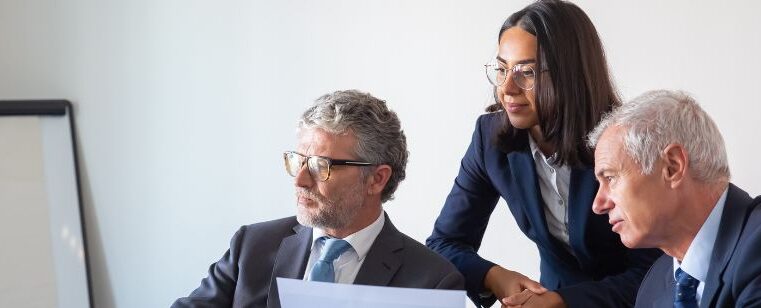 Descubra como se tornar um advogado trabalhista de sucesso, entenda o mercado de trabalho em 2025 e veja como uma pós-graduação pode transformar sua carreira no Direito.