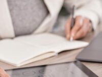 Em 2025, o Direito Digital domina as discussões jurídicas e empresariais. Descubra por que a pós-graduação nessa área se tornou essencial para quem deseja crescer na carreira e acompanhar a era digital.