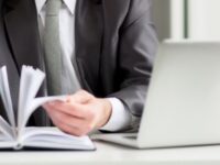 Veja por que investir em uma pós-graduação em 2025 pode ser o melhor passo para sua carreira. Descubra 10 vantagens reais que vão desde aumento da remuneração até mais oportunidades de liderança. Conheça os cursos do MeuCurso.