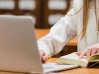 A pós-graduação em Direito é um diferencial competitivo na sua trajetória profissional. Entenda como o MeuCurso pode te conduzir ao próximo nível da carreira jurídica.