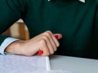 Descubra os 3 erros mais frequentes na hora de estudar legislação para concursos e veja como evitá-los com estratégias práticas. Prepare-se melhor com o E-book TJ/SP do MeuCurso.
