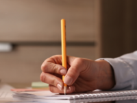 Saiba como o TJ/SP elevou a condenação por danos morais contra uma faculdade que aplicou restrições acadêmicas abusivas em estudante após a quitação de débitos. Conheça seus direitos.