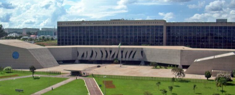 STJ decide que honorários advocatícios muito baixos podem ser revisados sem reanálise de provas. Entenda a tese e o impacto na prática jurídica.