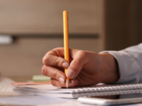 Descubra por que uma revisão direcionada com especialistas pode ser o fator decisivo para sua aprovação na 1ª fase da OAB. Aumente suas chances e aprimore seus estudos.