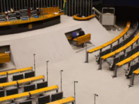 A Câmara dos Deputados aprovou a regulamentação da reforma tributária do consumo, com criação do IBS, CBS e Imposto Seletivo. Entenda as principais mudanças, impactos jurídicos e econômicos, e como se preparar profissionalmente para o novo sistema tributário brasileiro.