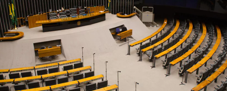 A Câmara dos Deputados aprovou a regulamentação da reforma tributária do consumo, com criação do IBS, CBS e Imposto Seletivo. Entenda as principais mudanças, impactos jurídicos e econômicos, e como se preparar profissionalmente para o novo sistema tributário brasileiro.