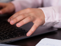 Hoje, 09/02, é o último dia para se inscrever na 1ª fase do 46º Exame da OAB. As inscrições encerram às 17h. Veja prazos, valor da taxa e como se preparar para a prova.