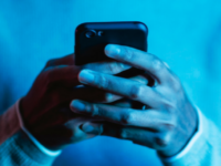 O "golpe do falso advogado" já lesou mais de 17 mil pessoas. Conheça o novo PL 4.709/2025, as ações da OAB e por que especialistas alertam que o combate à engenharia social e a investigação criminal são os únicos caminhos efetivos.