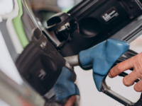 Carf decide, por voto de qualidade, que a adição de álcool anidro à gasolina não gera créditos de PIS e Cofins. Entenda os fundamentos e os impactos da decisão.