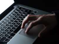 A crescente complexidade das provas digitais tem levado o Judiciário a afastar a competência do Juizado Especial Criminal (JECrim) em crimes contra a honra nas redes sociais. Entenda os impactos dessa mudança, os desafios da prova eletrônica e como a atuação do advogado criminalista na era digital exige domínio de investigação defensiva, cadeia de custódia digital e estratégias processuais mais sofisticadas.