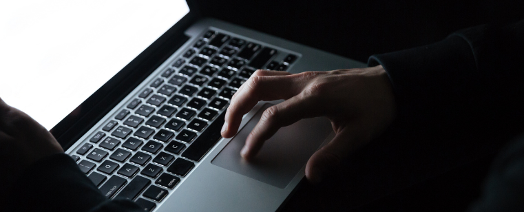 A crescente complexidade das provas digitais tem levado o Judiciário a afastar a competência do Juizado Especial Criminal (JECrim) em crimes contra a honra nas redes sociais. Entenda os impactos dessa mudança, os desafios da prova eletrônica e como a atuação do advogado criminalista na era digital exige domínio de investigação defensiva, cadeia de custódia digital e estratégias processuais mais sofisticadas.