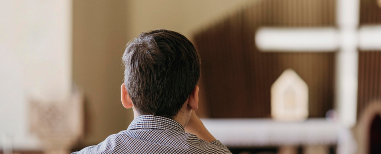 Perturbação de Culto e Crime: Justiça Condena Fiel por Tumulto em Missa