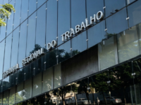 TRT-18 anula condenação trabalhista após constatar que autora informou endereço falso na petição inicial, impedindo a defesa do réu. Trabalhadora foi condenada por litigância de má-fé.