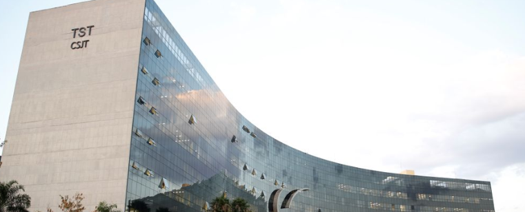 TST Suspende Penhora de BPC: Proteção ao Mínimo Existencial na Execução