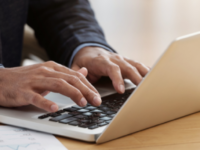 O TST condenou empresa e advogado por má-fé após uso de inteligência artificial para gerar precedentes inexistentes. Entenda os riscos e o dever de verificação técnica.