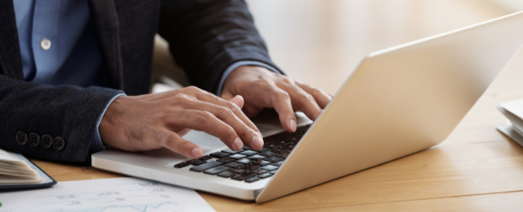 O TST condenou empresa e advogado por má-fé após uso de inteligência artificial para gerar precedentes inexistentes. Entenda os riscos e o dever de verificação técnica.