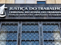 Justiça do Trabalho condena banco por condutas machistas e exposição vexatória de metas por gerente regional. Entenda os limites do poder diretivo do empregador.